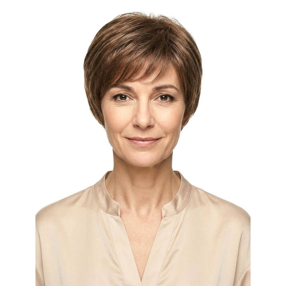 Kurzhaarperücke, braun, mit Pony, von vorne. Frau mit beigem Oberteil. Natürlicher Look.