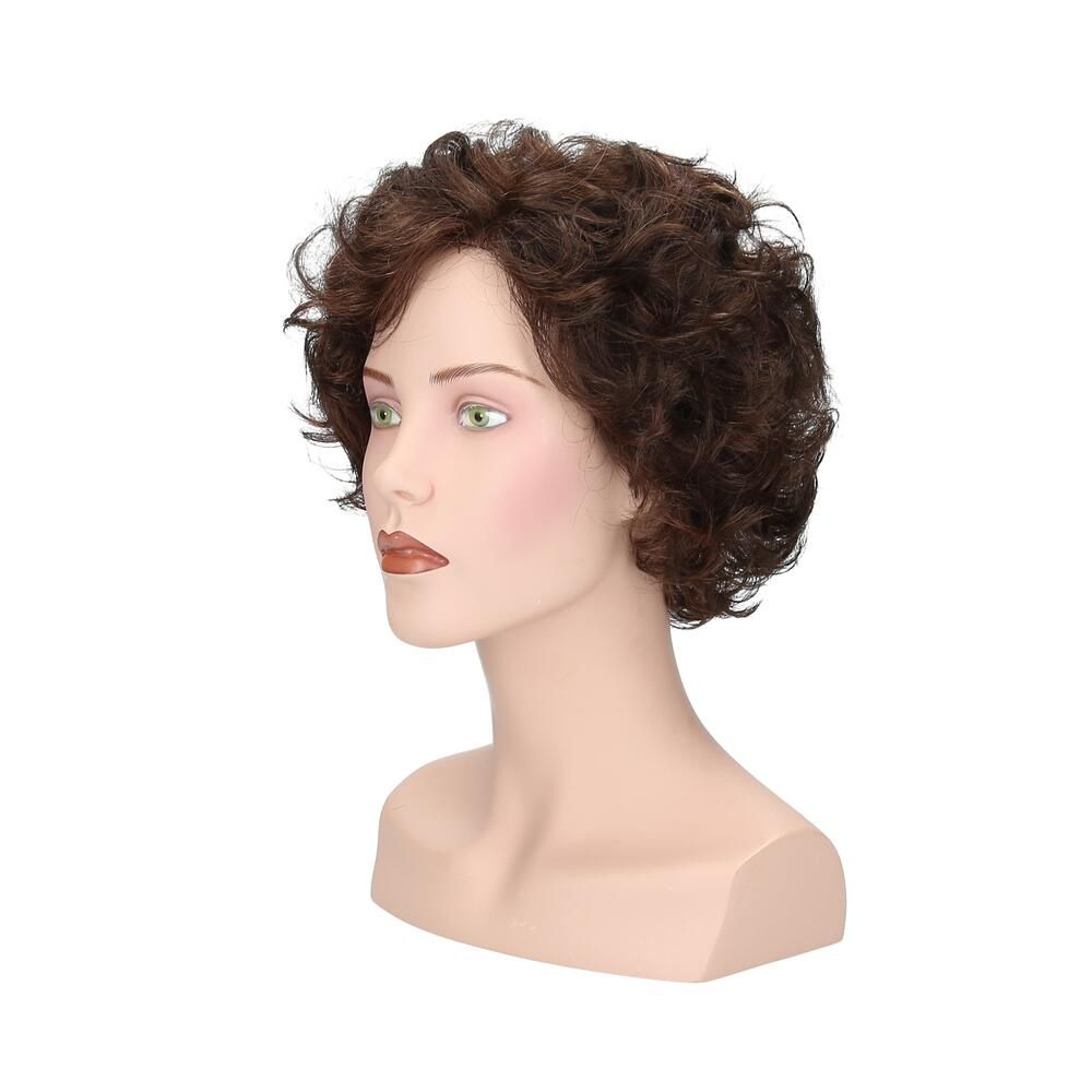 Perücke Maryna von Lofty, braun, lockig, auf einer Büste. Seitenansicht.