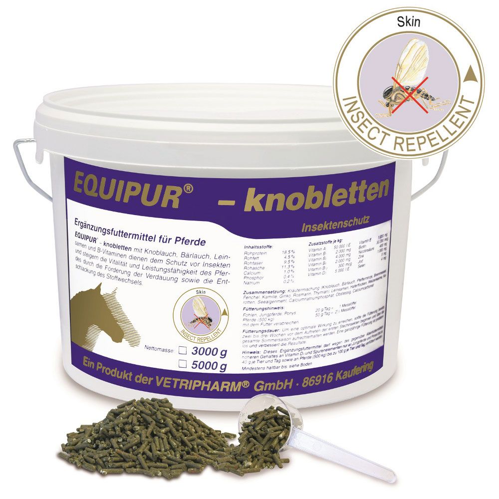 Eimer mit Produkt "EQUIPUR - knobletten" für Pferde. Insektenschutz. Produkt und Dosierlöffel liegen daneben.