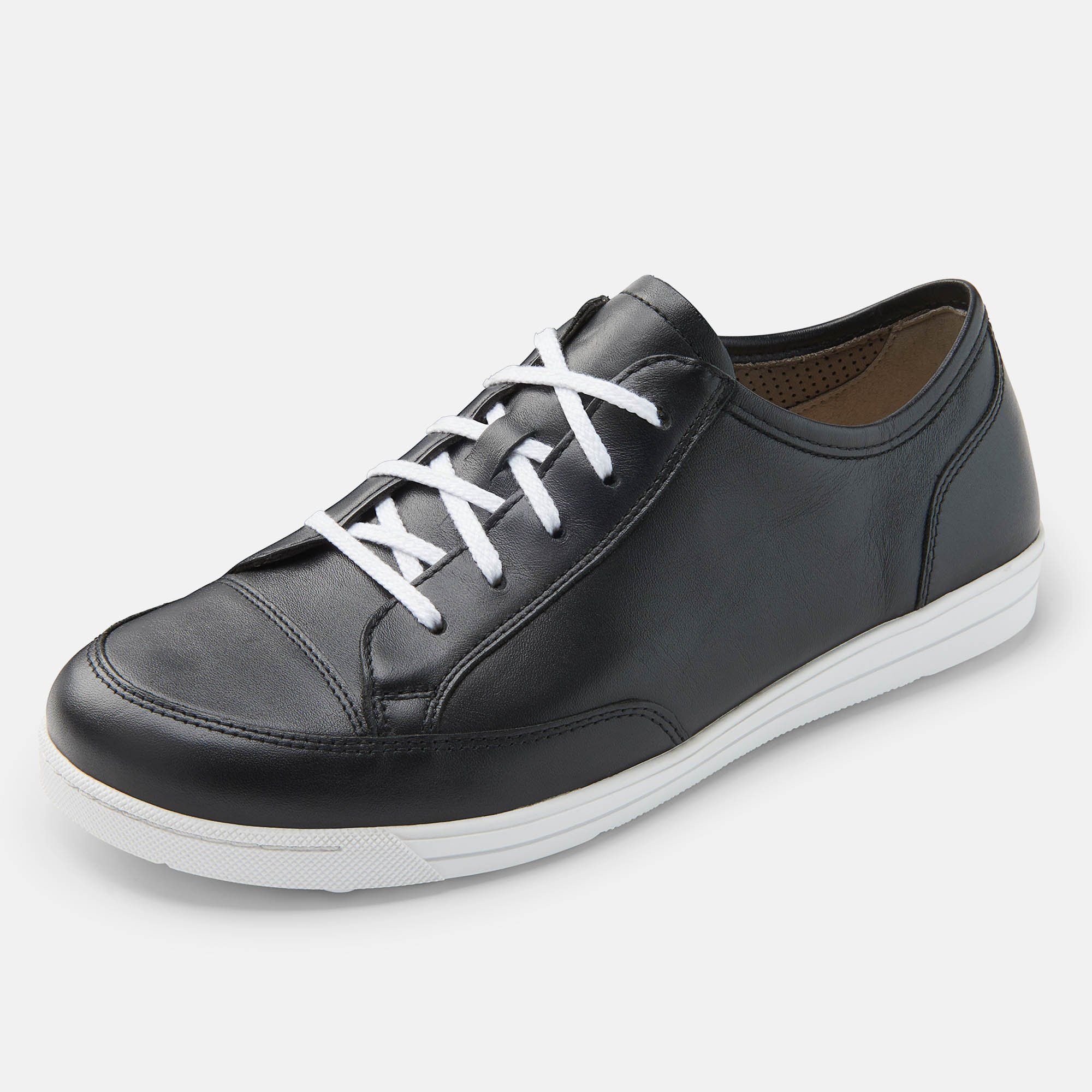 Schwarze Lederschnürschuhe mit weißen Schnürsenkeln und Sohle. Breit geschnitten.