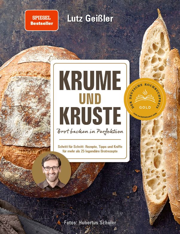 Buchcover mit Brot und Titel „Krume und Kruste“. Autor: Lutz Geißler. Auszeichnung: „Der deutsche Kochbuchpreis Gold“.