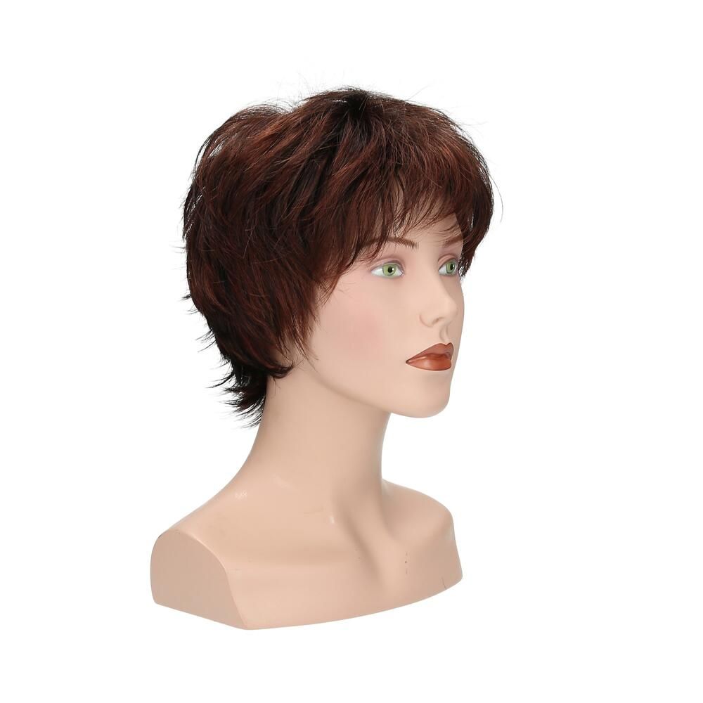 Perücke Mary, braun, mit kurzem, fransigem Schnitt. Dreiviertelansicht auf einer Büste.