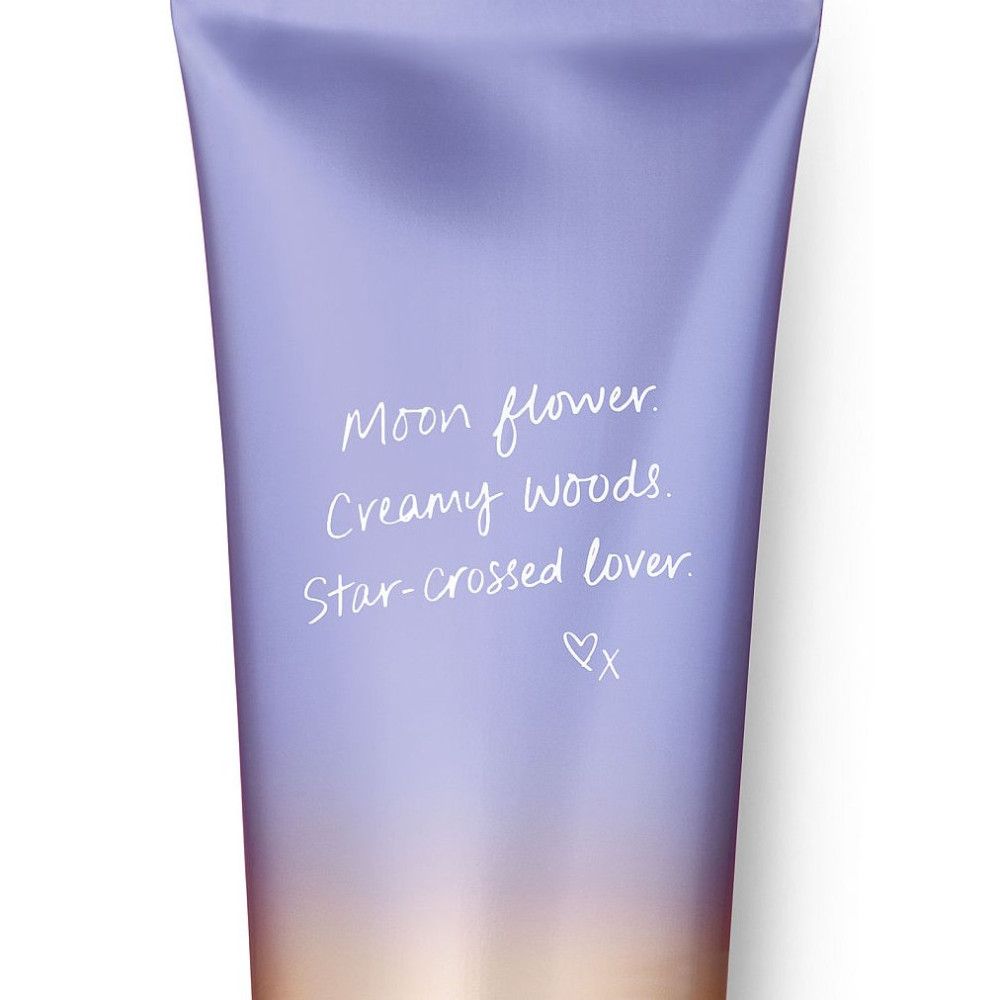 Flasche Körperlotion, Farbverlauf von Lila nach Gold. Text: Moon flower, Creamy Woods, Star-crossed lover.