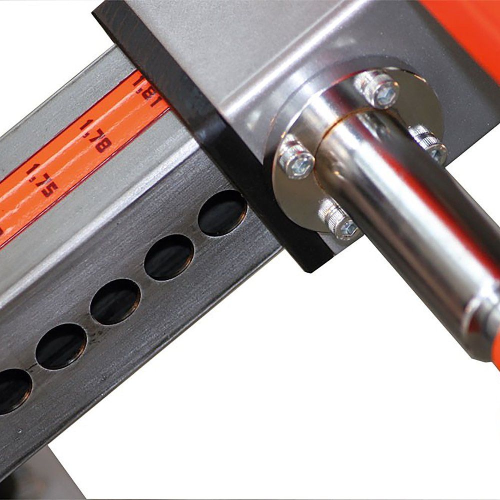 Metallkonstruktion mit Lochreihe und Messskala. Detailaufnahme eines Teils des Inversionstrainers.
