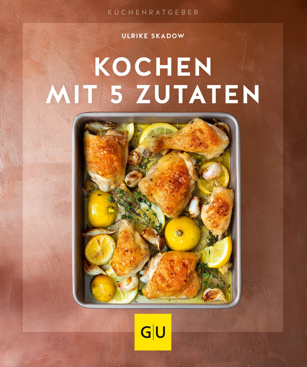 Kochbuch "Kochen mit 5 Zutaten". Gebratenes Hähnchen mit Zitronen und Kräutern in einer Backform. GU-Logo.