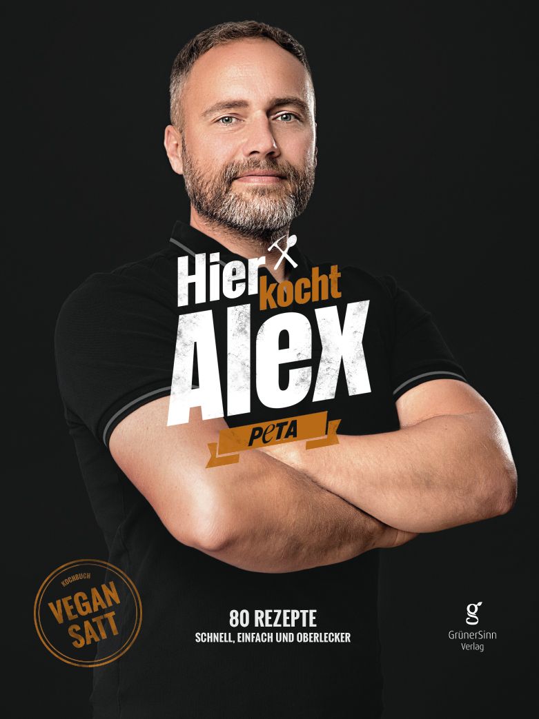 Buchcover mit Mann, Titel "Hier kocht Alex", PETA-Logo, "Vegan satt". 80 Rezepte. GrünerSinn Verlag.