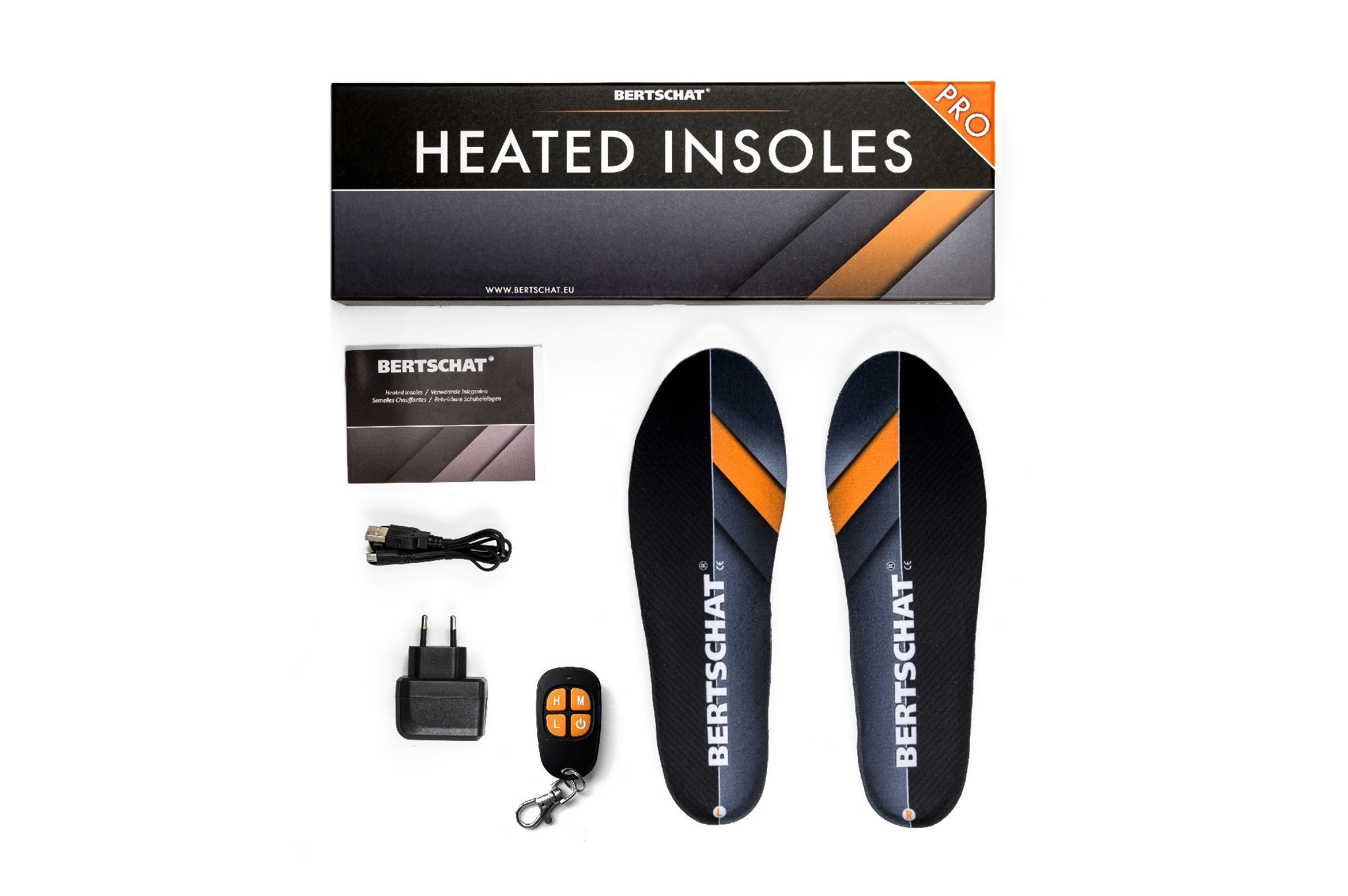 Verpackung mit zwei Einlegesohlen, Ladegerät, Kabel, Fernbedienung und Anweisungen. Auf der Verpackung steht HEATED INSOLES.