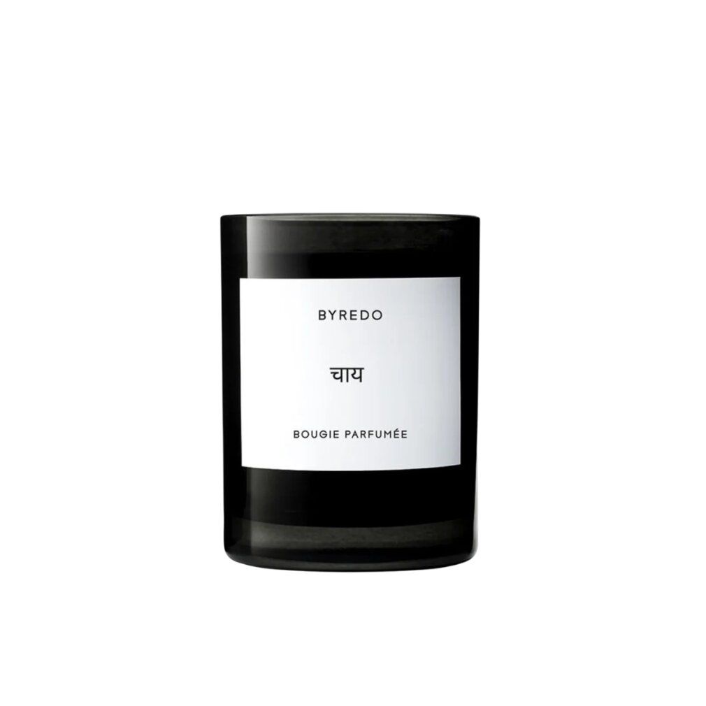 Schwarze Kerze mit weißem Etikett. Aufschrift: BYREDO, indisches Schriftzeichen, BOUGI PARFUMÉE.