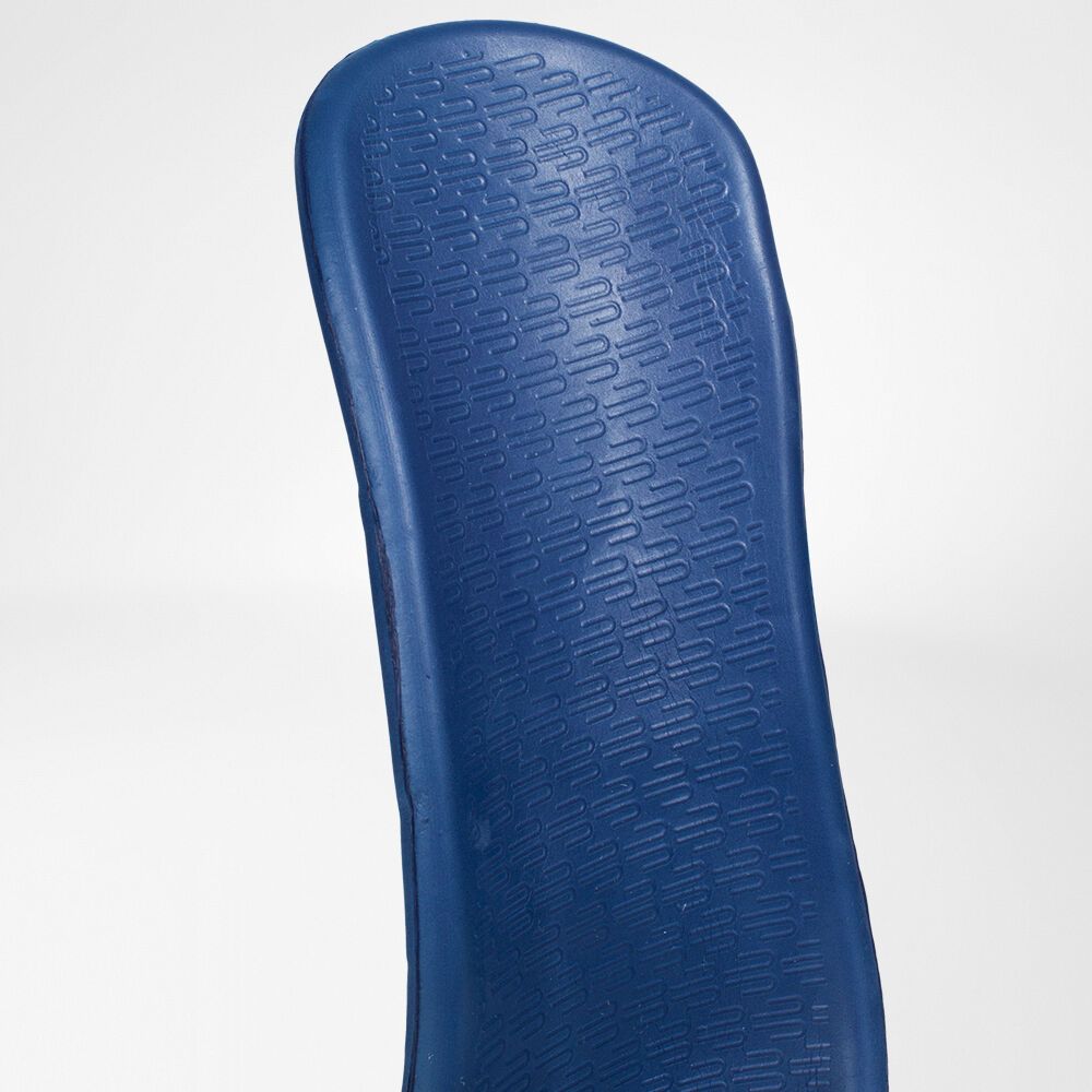 Blaue Innensohle der Knöchelorthese. Strukturiert mit einem Muster. Detailaufnahme.