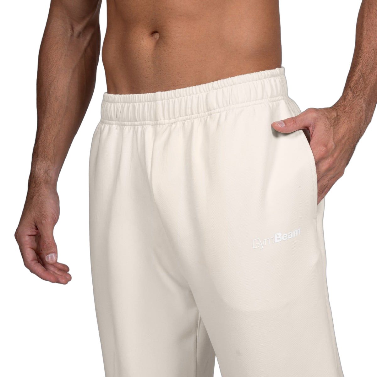 Detailansicht der GymBeam Jogginghose: elastischer Bund und Logo-Schriftzug.