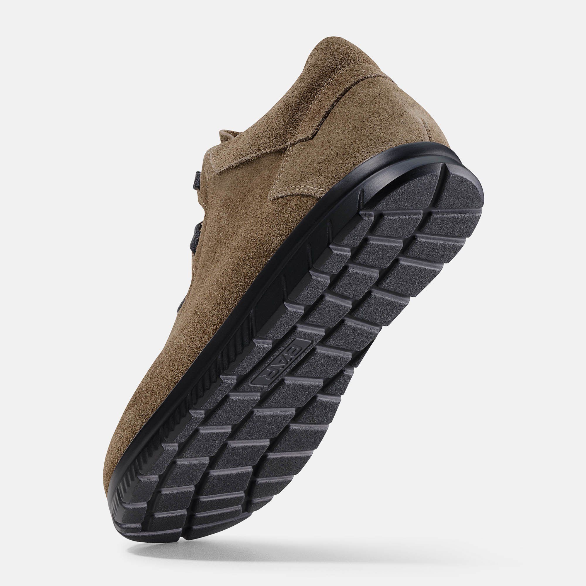 Braune Stiefelette von unten gesehen. Schwarze Sohle mit Profil. Hellbraunes Wildleder. BÄR-Logo auf der Sohle.