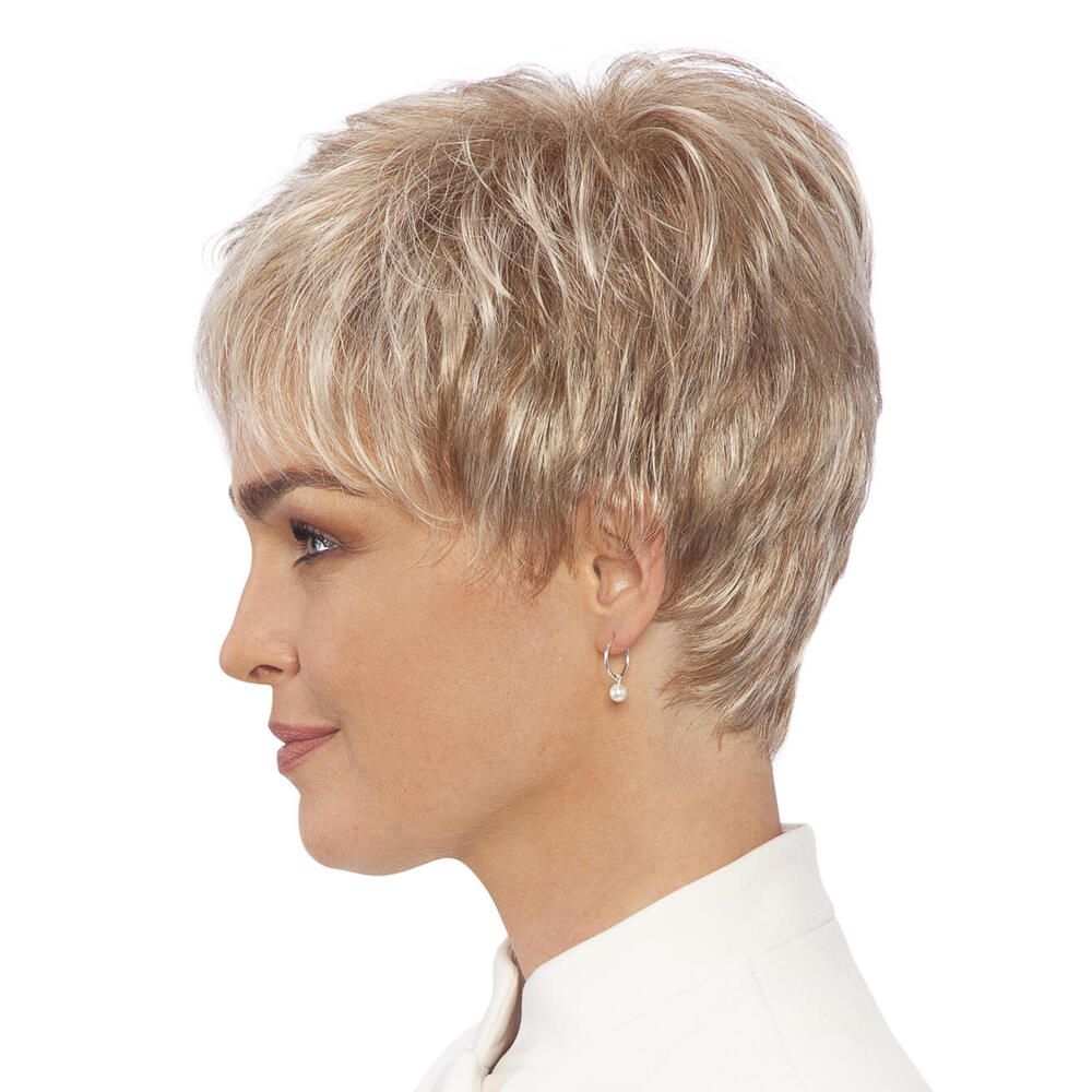 Kurzhaarperücke in Blondtönen. Seitenansicht einer Frau mit Perücke.