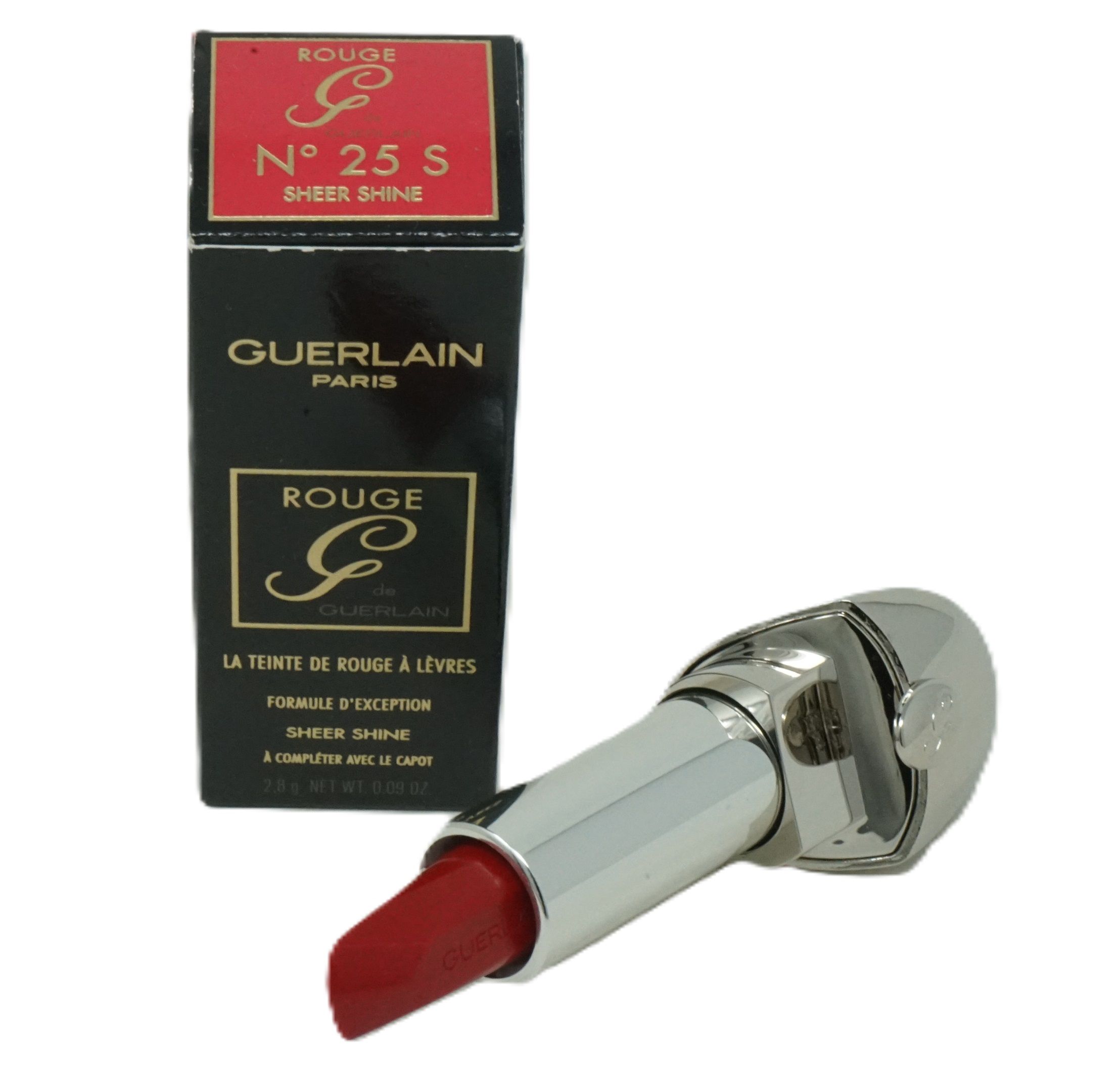 Lippenstift und Verpackung. Schwarze Schachtel mit rotem Deckel. Lippenstift mit silberfarbenem Gehäuse und roter Mine.