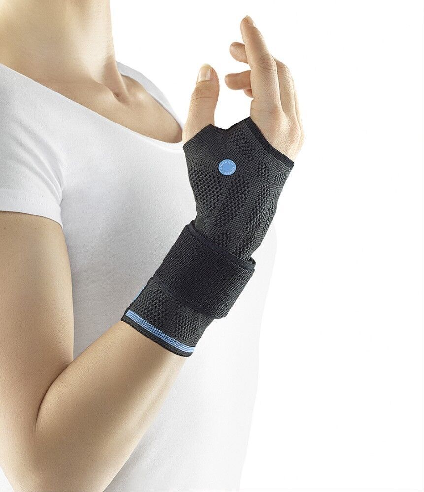 Handgelenkbandage, schwarz, am Handgelenk einer Person getragen. Blaue Akzente. Mesh-Gewebe.