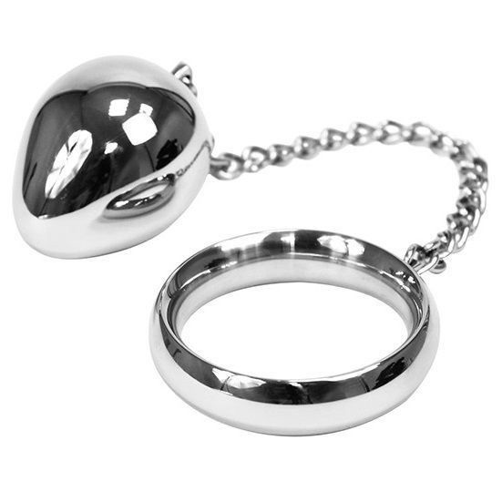 Metall-Cockring mit Kugel und Kette. Ring und Kugel aus glänzendem Metall. Kette verbindet Ring und Kugel.