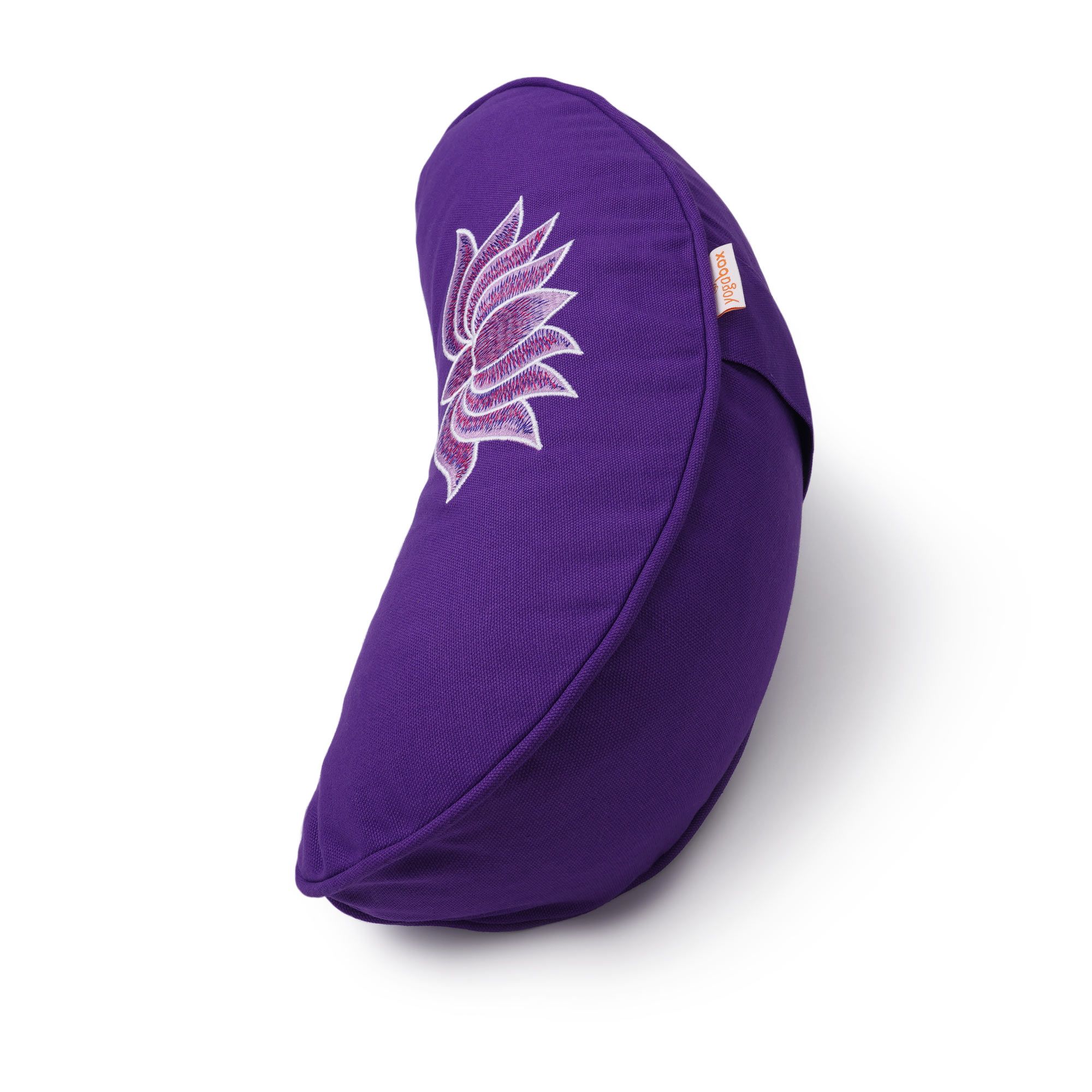 Seitliche Ansicht eines lila Halbmond-Kissens mit Lotus-Stickerei.