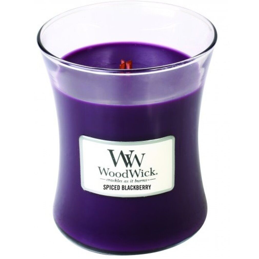Violette Kerze in Sanduhrform. Weißes Etikett mit Logo und Text. Glasbehälter. Produktname auf Etikett. Docht sichtbar.