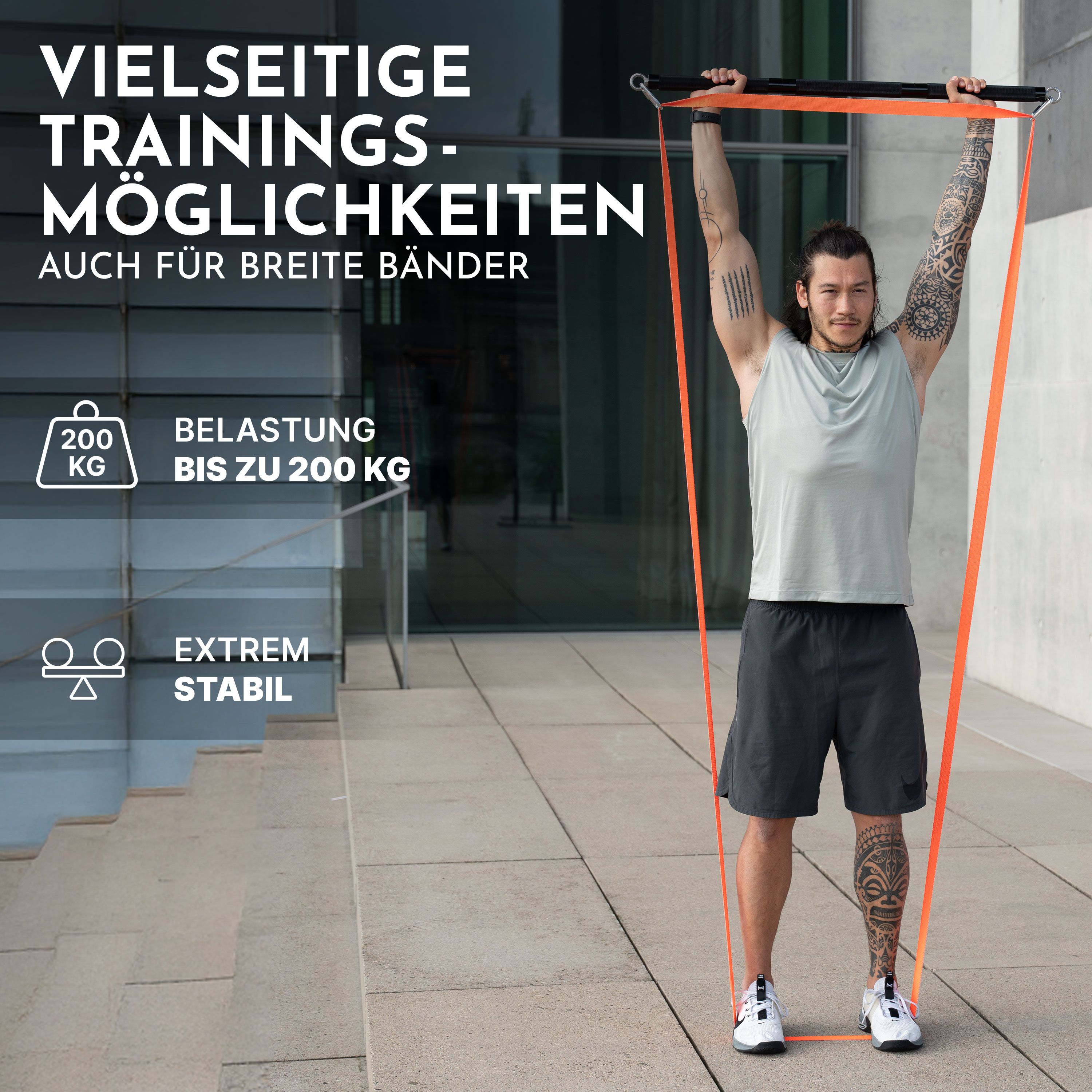 Ein Mann trainiert mit einer Fitnessstange und Bändern. Text: VIELSEITIGE TRAININGS-MÖGLICHKEITEN, BIS ZU 200 KG, EXTREM STABIL.