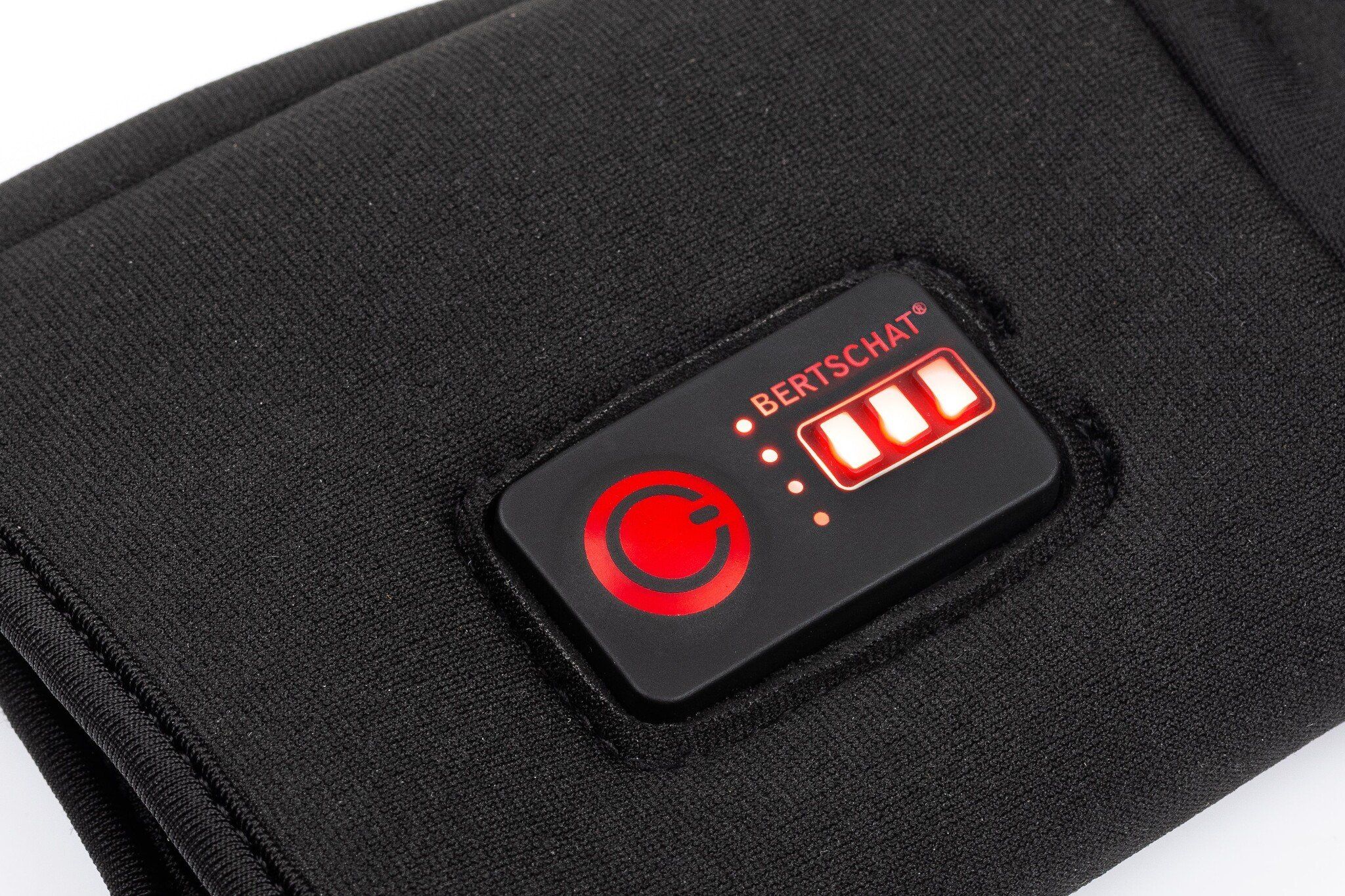 Nahaufnahme des Bedienfelds eines schwarzen, fingerlosen Handschuhs. Marke Bertschat. Rotes Bedienfeld mit Anzeige.