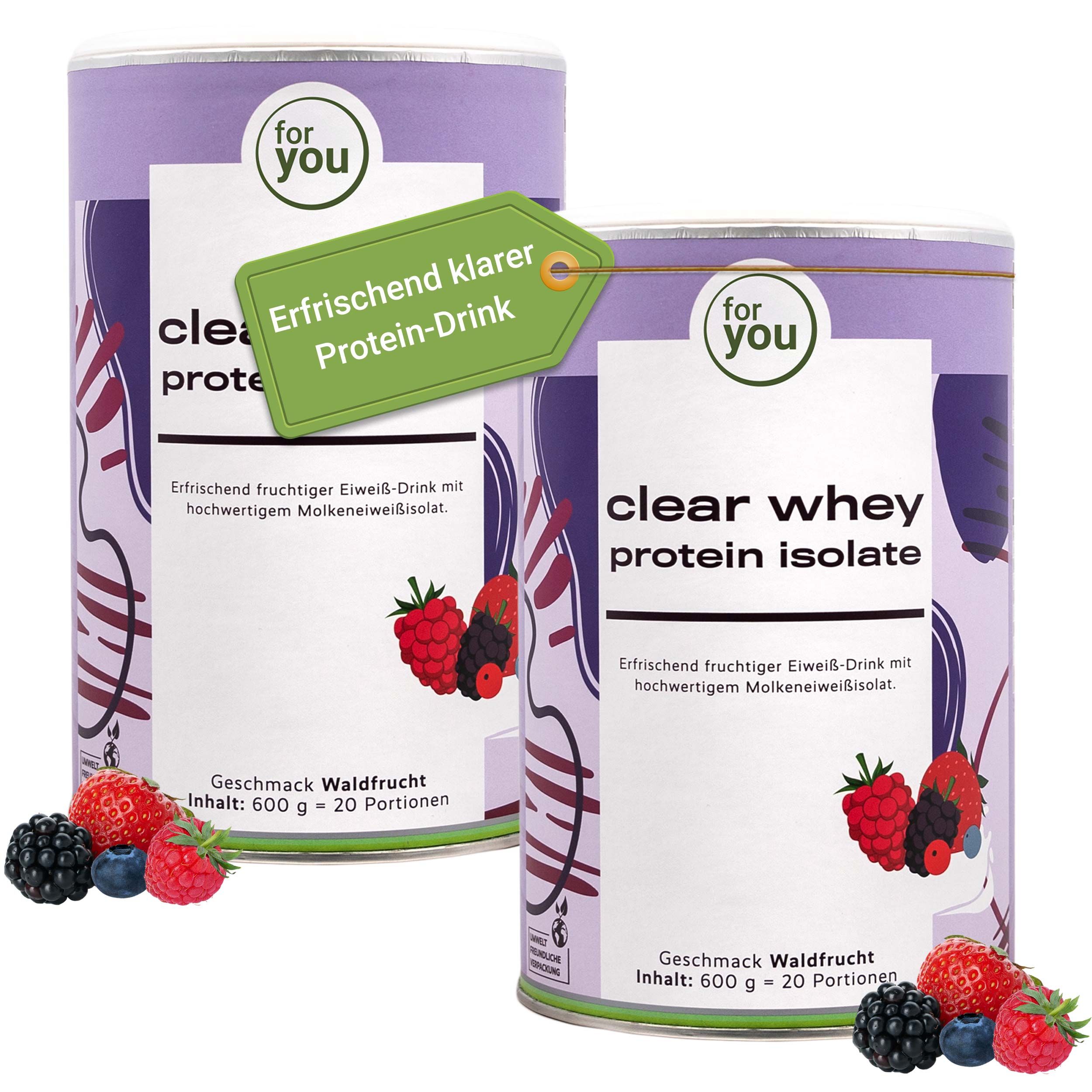 Zwei Dosen Clear Whey Protein Isolate mit Waldbeergeschmack, umgeben von frischen Beeren.