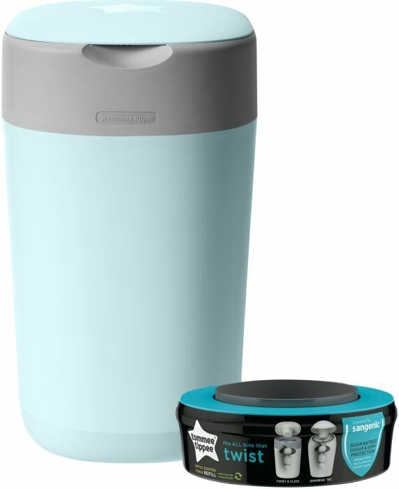 Blauer Windeleimer mit grauem Deckel und Nachfüllkassette. Auf dem Eimer steht Tommee Tippee. Auf der Kassette steht Sangenic.