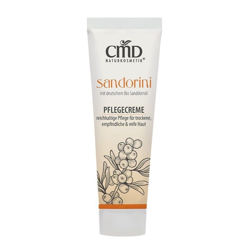 Creme-Tube mit Aufschrift "CMD Naturkosmetik Sandorini Pflegecreme". Illustration von Beeren.