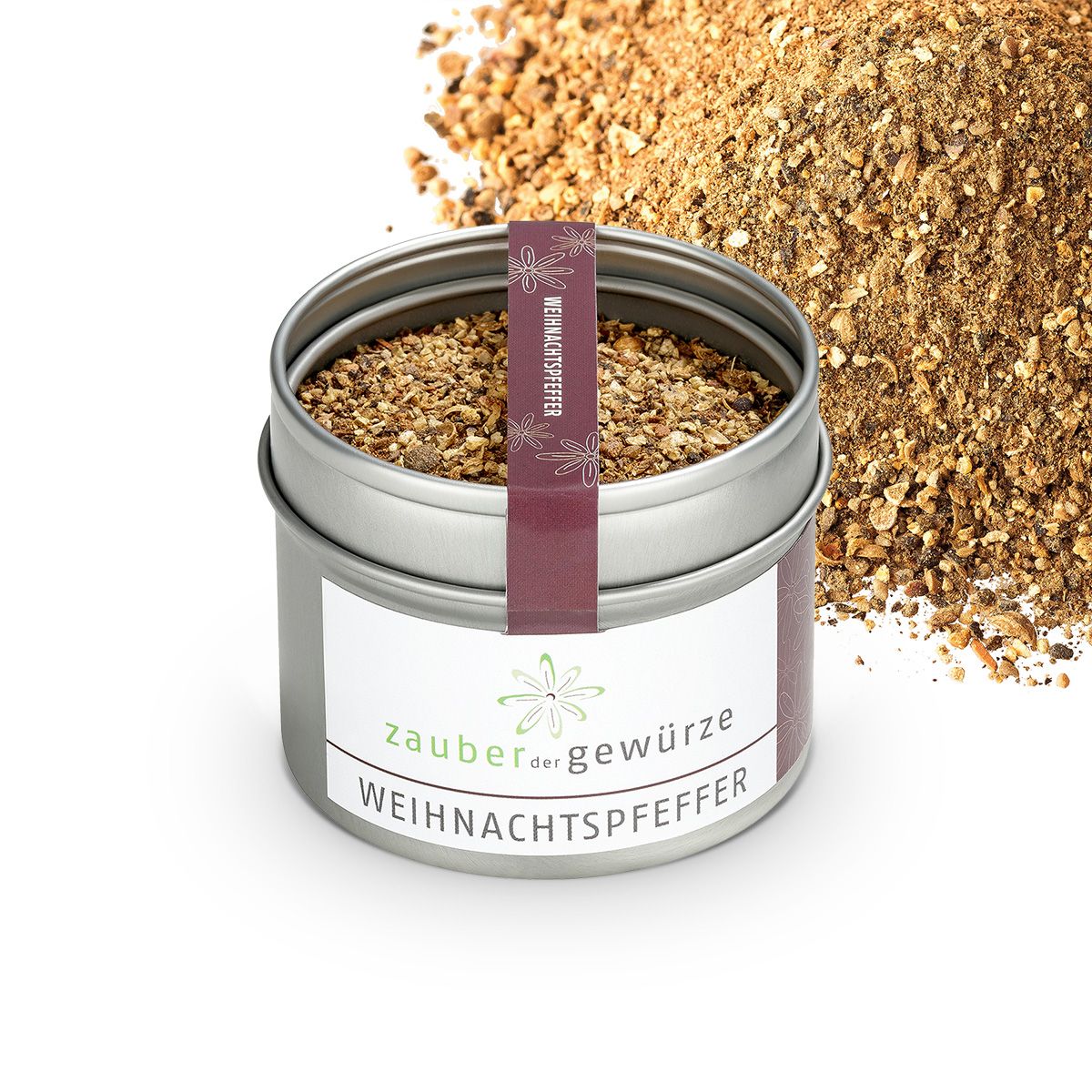 Geöffnete Dose mit Weihnachtspfeffer. Weißes Etikett mit Schriftzug. Lila Band mit Produktname. Gewürze daneben.