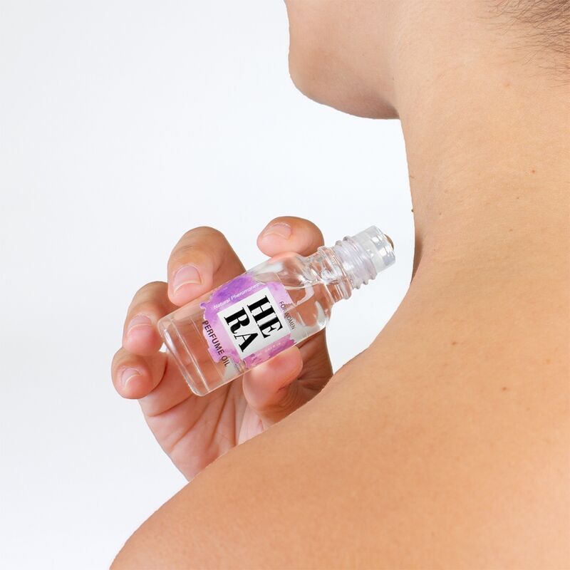 Kleine Glasflasche mit Roll-On-Applikator, gefüllt mit hellem Öl. Etikett mit 'HERA PERFUME OIL'.