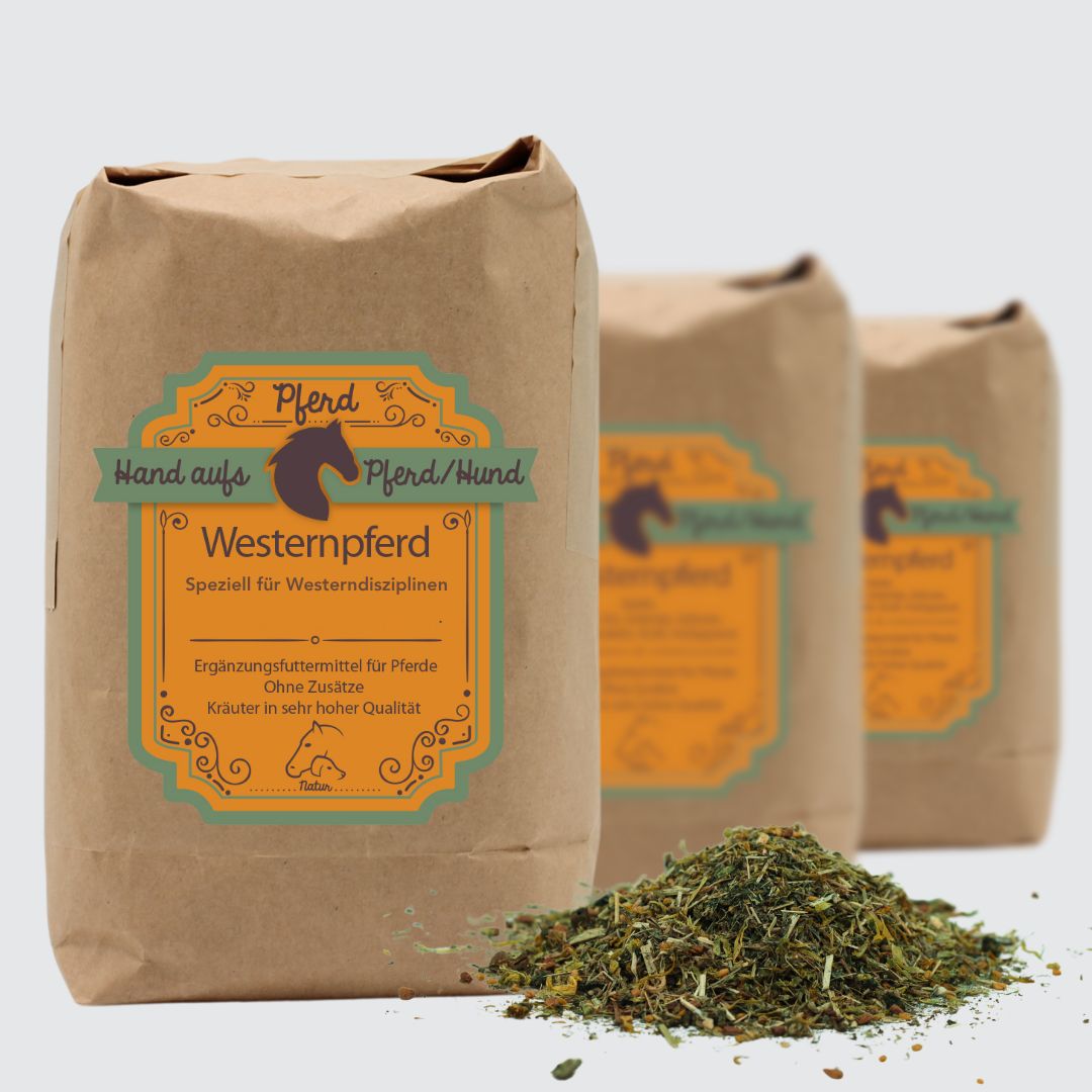 Drei braune Papiertüten mit Produktetikett und Kräutermischung. Text: Hand aufs Pferd/Hund, Westernpferd. Ergänzungsfuttermittel für Pferde.