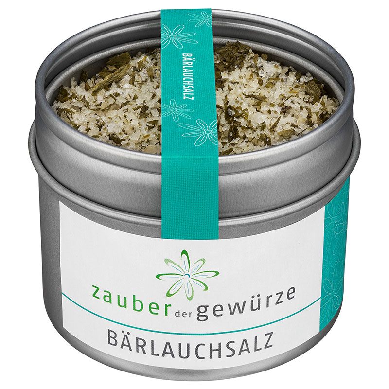 Runde Dose mit Bärlauchsalz. Türkisfarbenes Band mit Schriftzug. Weißes Etikett mit Logo und Produktbezeichnung.