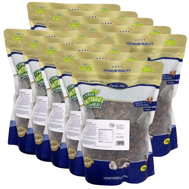 Mehrere Beutel Lyra Pet Seidenraupen getrocknet. Goldfarbene Verpackung mit Produktinformationen und dem Logo. Aufschrift: Heimtierfutter.