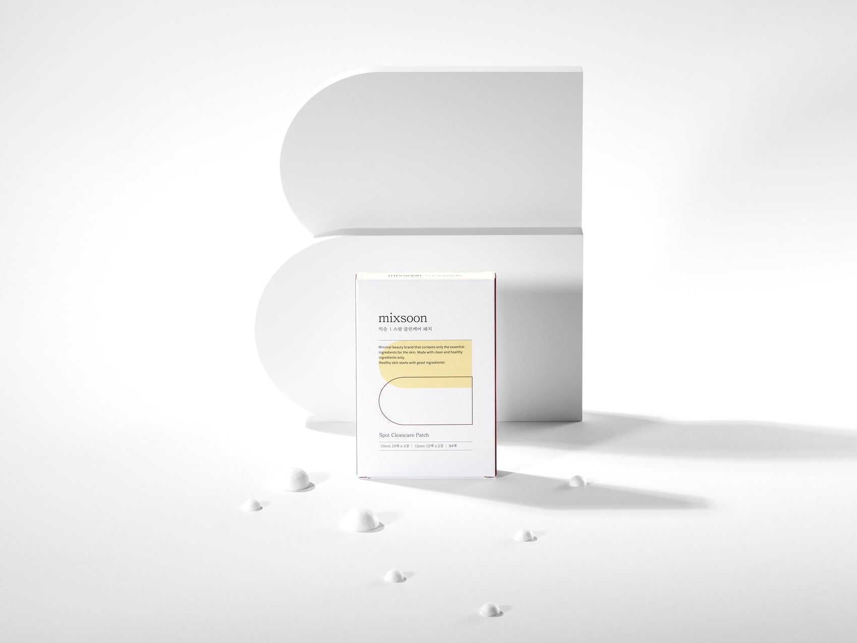 Produktverpackung auf weißem Hintergrund. Produktname: MIXSOON Spot Clean Care Patch. Weiße Dekorationselemente.