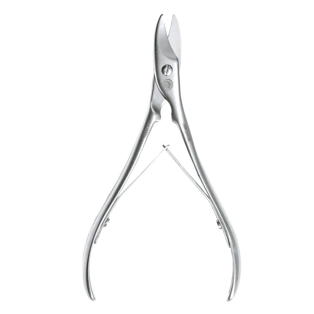 Nagelzange aus Edelstahl. Form: Pinzette. Silberfarben. Gelenk mit Schraube. Drahtfeder. Auf weißem Hintergrund.
