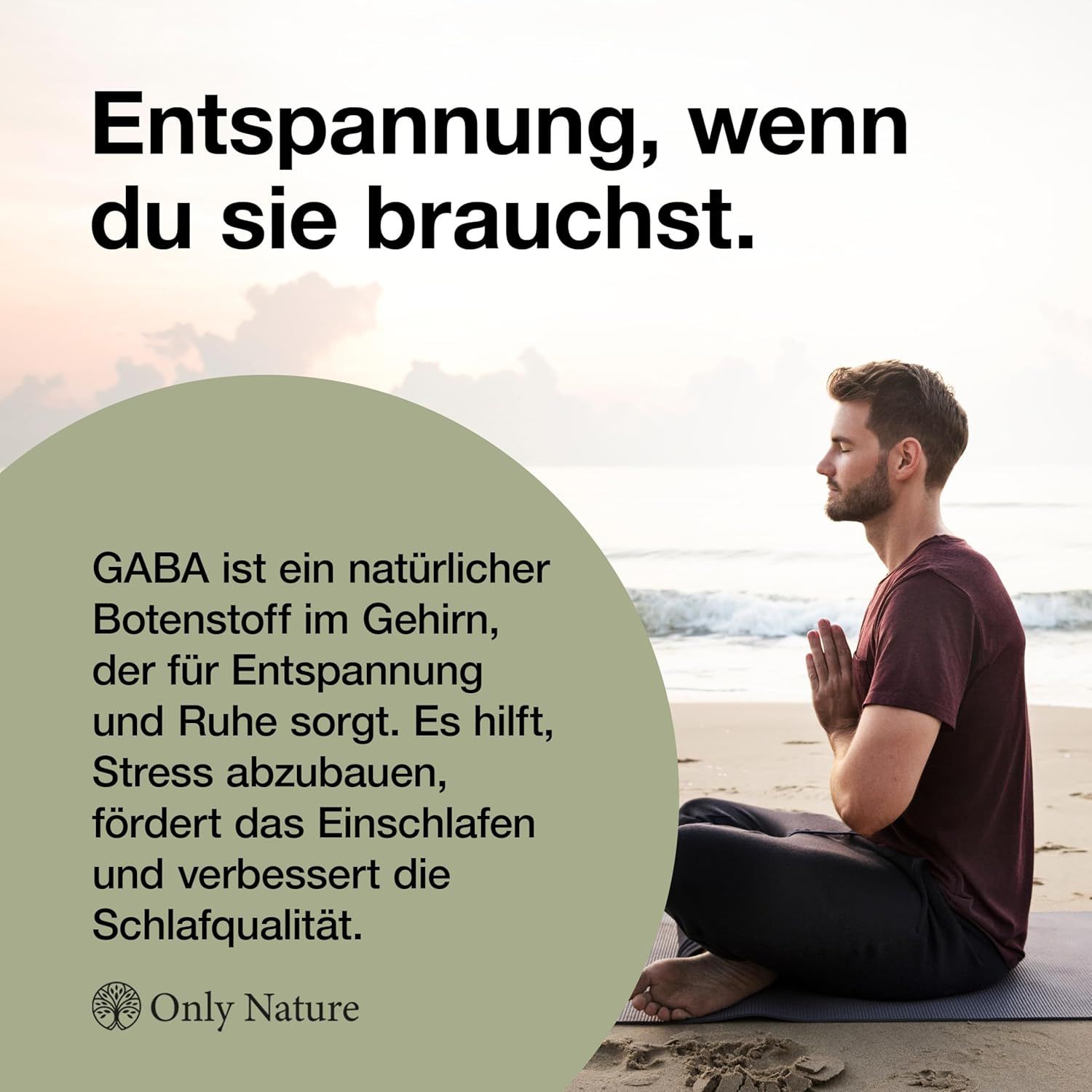 Mann meditiert am Strand. Text: GABA ist ein natürlicher Botenstoff. Logo Only Nature.