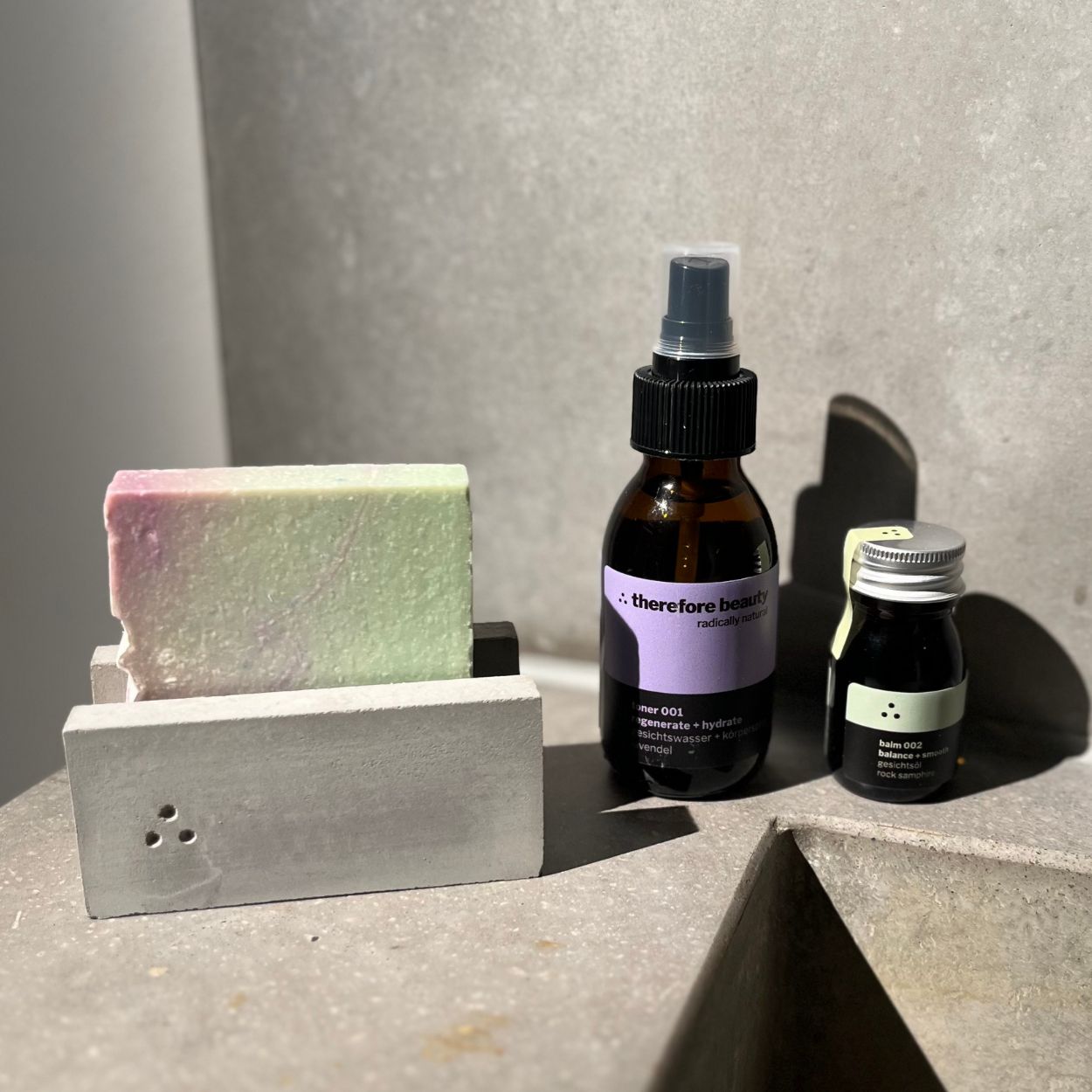 Therefore beauty Seife in einem Seifenhalter, daneben Toner und Gesichtsöl.