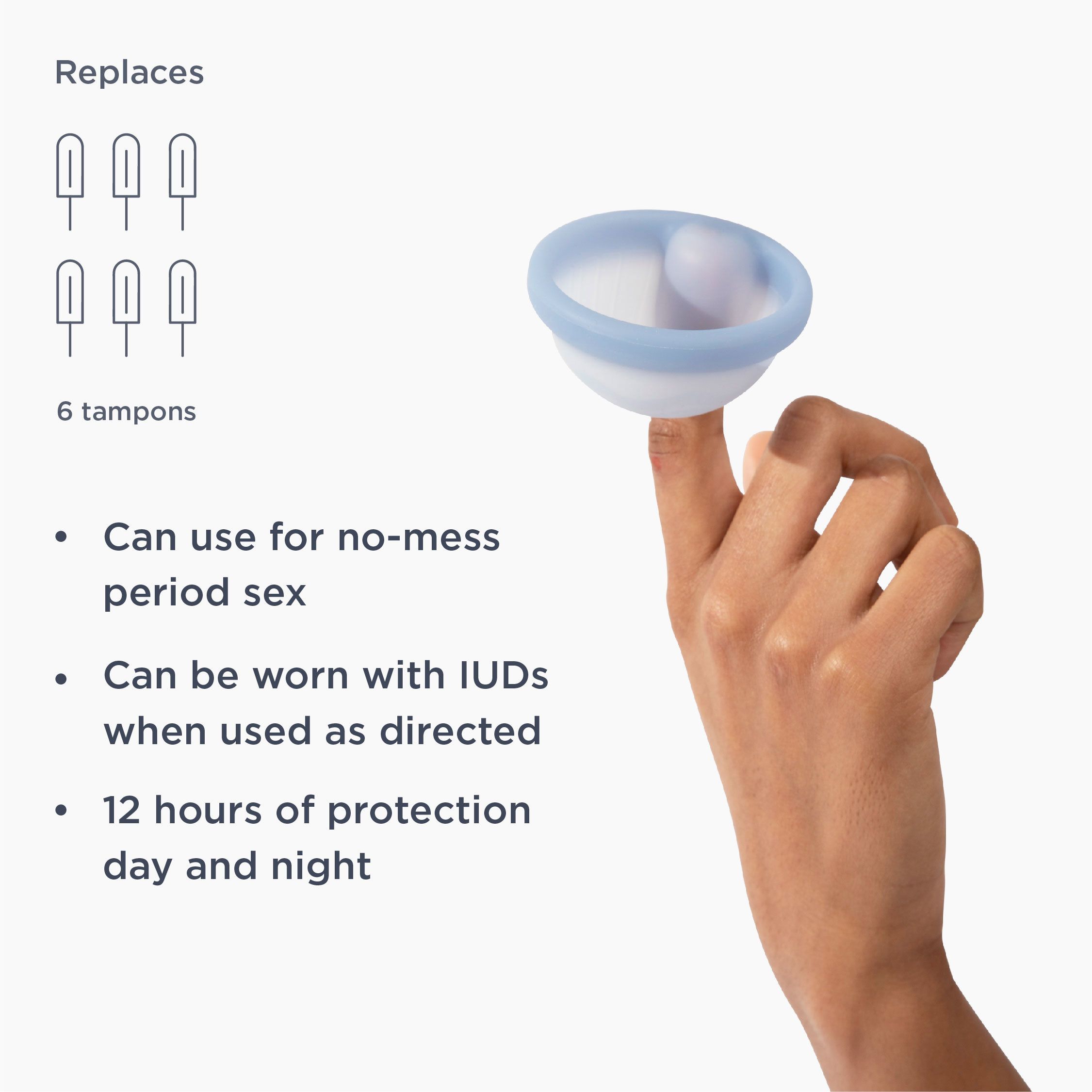 Eine Hand hält einen blauen Menstruationsdisc. Text: Ersetzt 6 Tampons. Kann für Sex, mit IUDs und 12 Stunden Schutz verwendet werden.