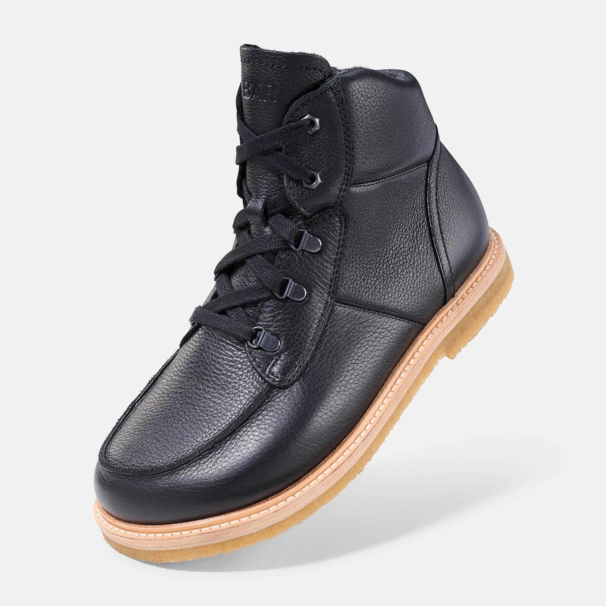 Schwarze Stiefelette mit Schnürung und heller Sohle. Lederoptik. Schuh leicht schräg gestellt.