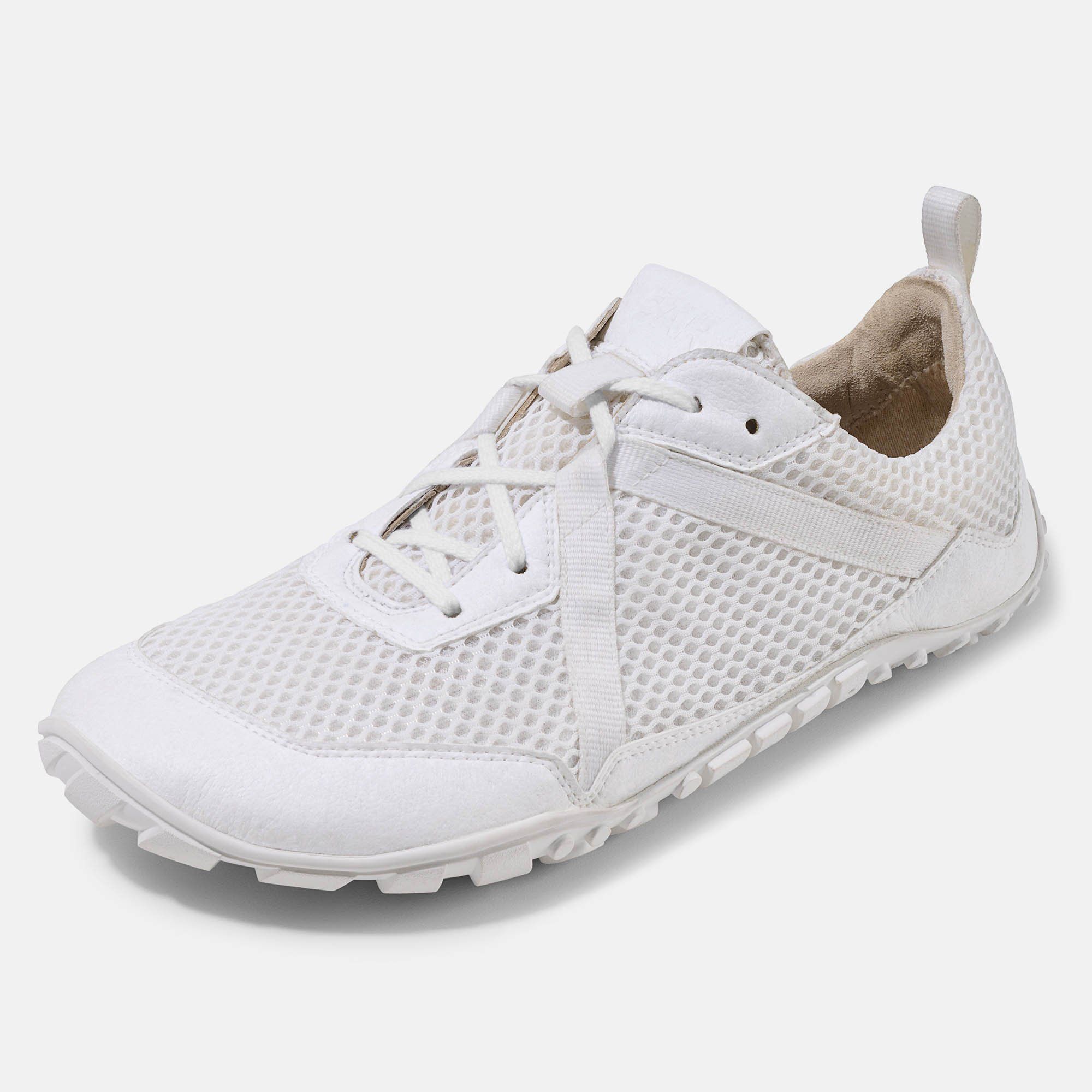 Weißer Damenschnürschuh. Mesh-Obermaterial, Schnürsenkel, breite Sohle. Seitliche Ansicht.