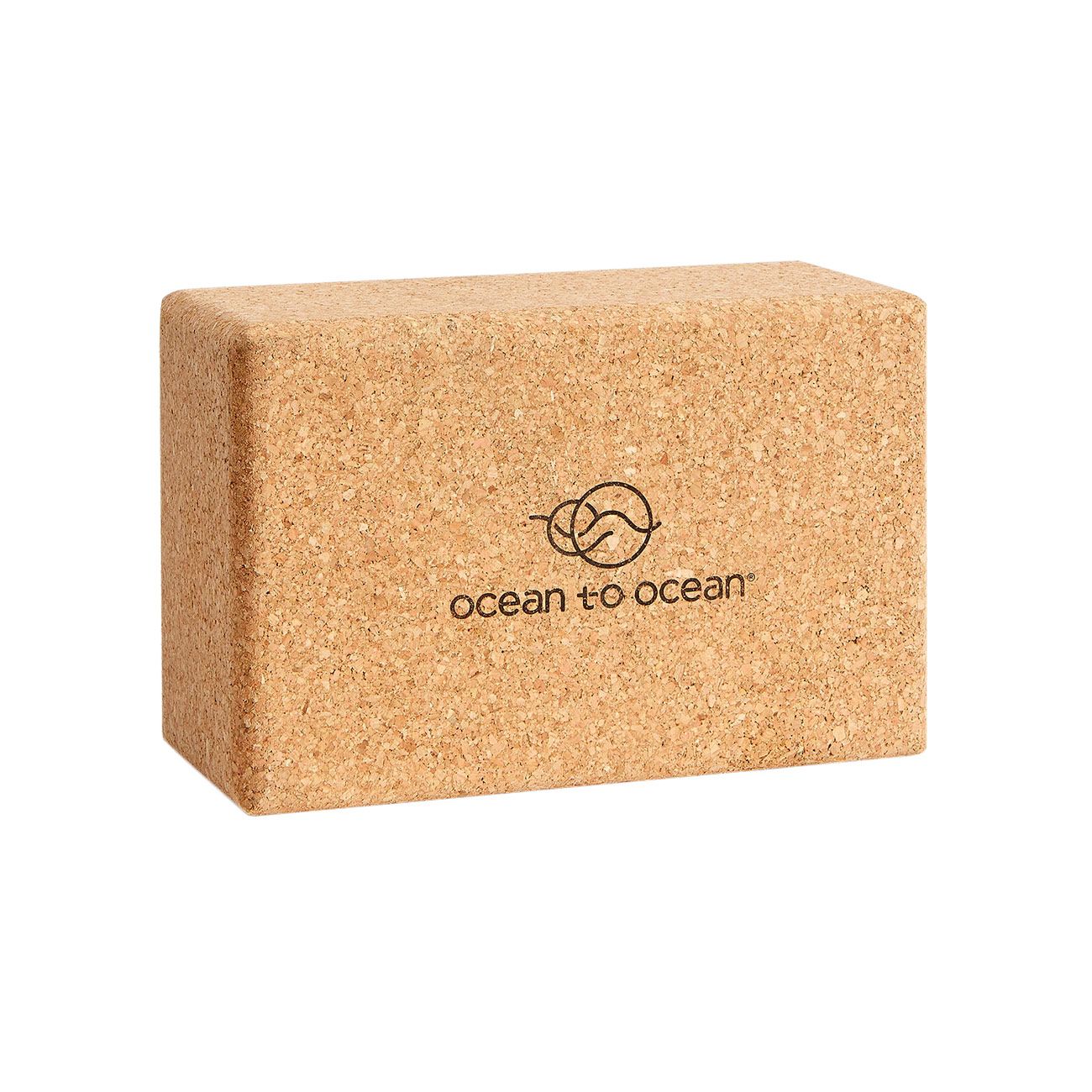 Rechteckiger Yogablock aus Kork. Auf der Oberfläche ist das Logo und der Schriftzug "ocean to ocean" zu sehen.