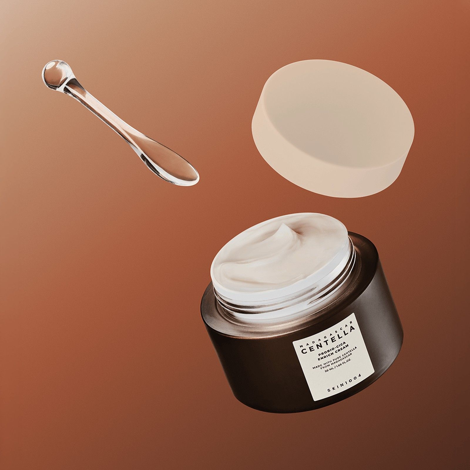Offener Tiegel SKIN1004 Madagascar Centella Probio-Cica Enrich Cream mit Spatel und Deckel.