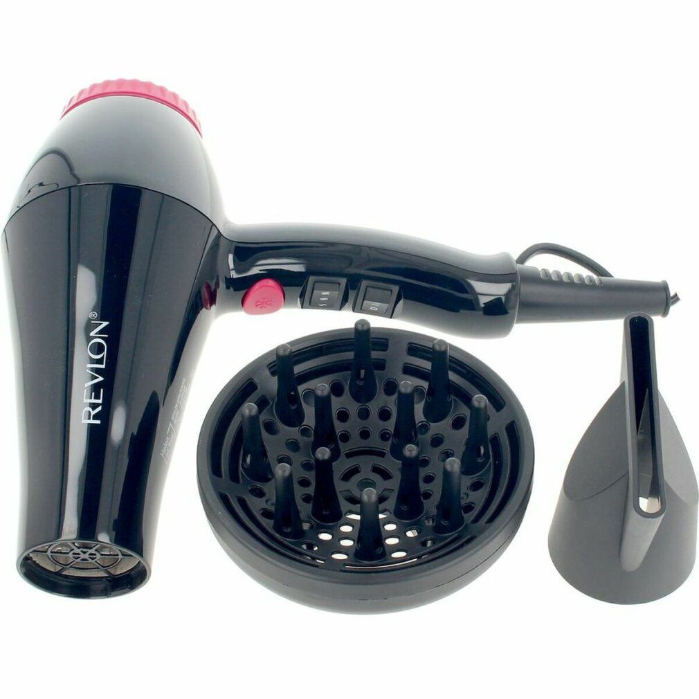Schwarzer Haartrockner mit Aufsätzen. Marke Revlon. Diffusor und Düse liegen daneben. Roter Knopf und Akzente.