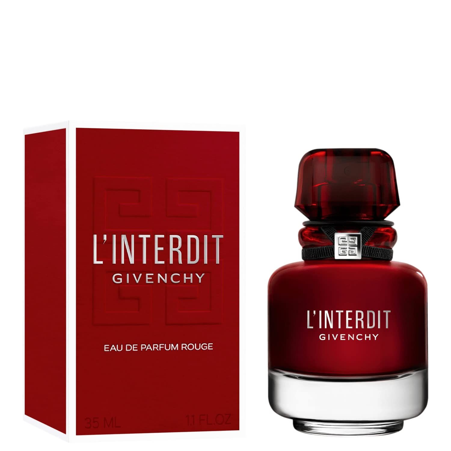 Rote Flasche mit schwarzem Band und silbernem Verschluss. Daneben eine rote Schachtel mit Prägung und weißer Schrift.