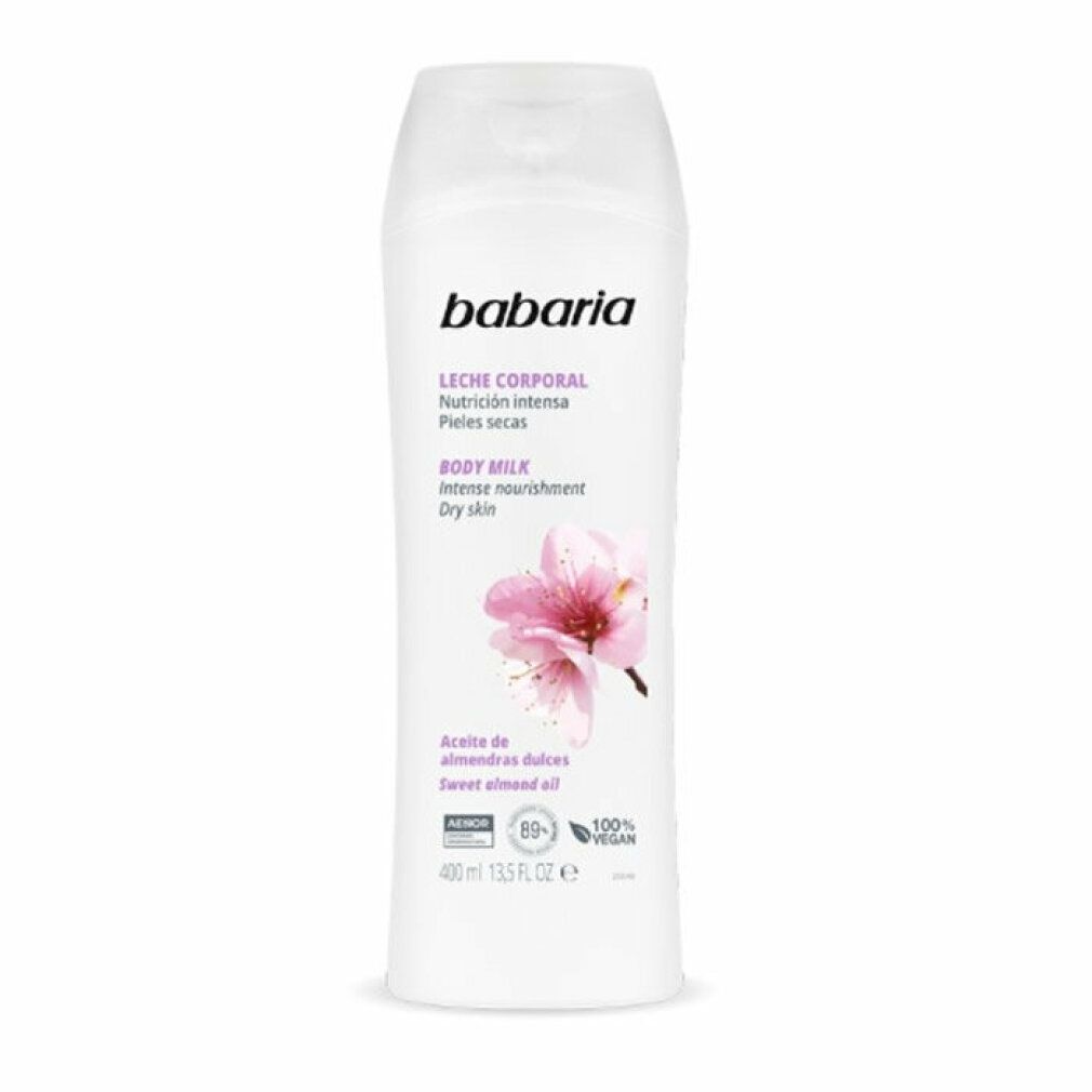 Weiße Flasche Babaria Body Milk. Aufschrift: Leche Corporal, Nutrición intensa, Pieles secas, Body Milk, Intense nourishment, Dry skin. Mandelblüte.