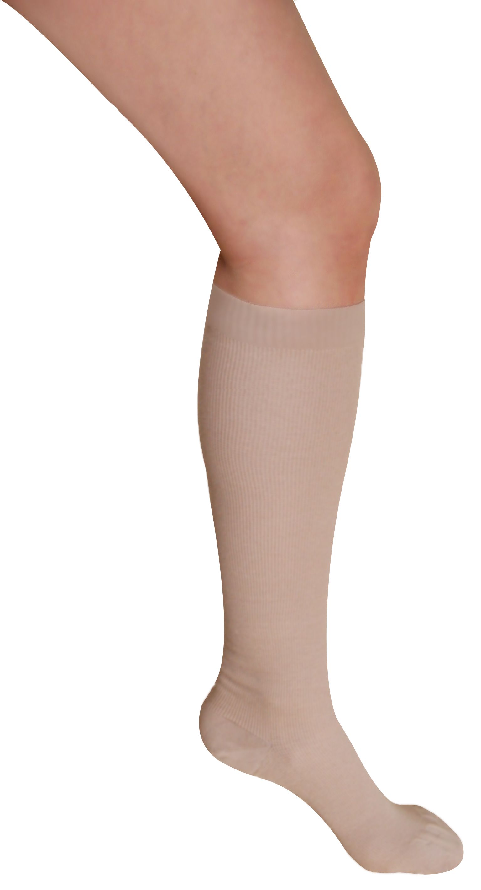 Beige Kompressionsstrumpf am Bein. Geripptes Material, bis zum Knie reichend.