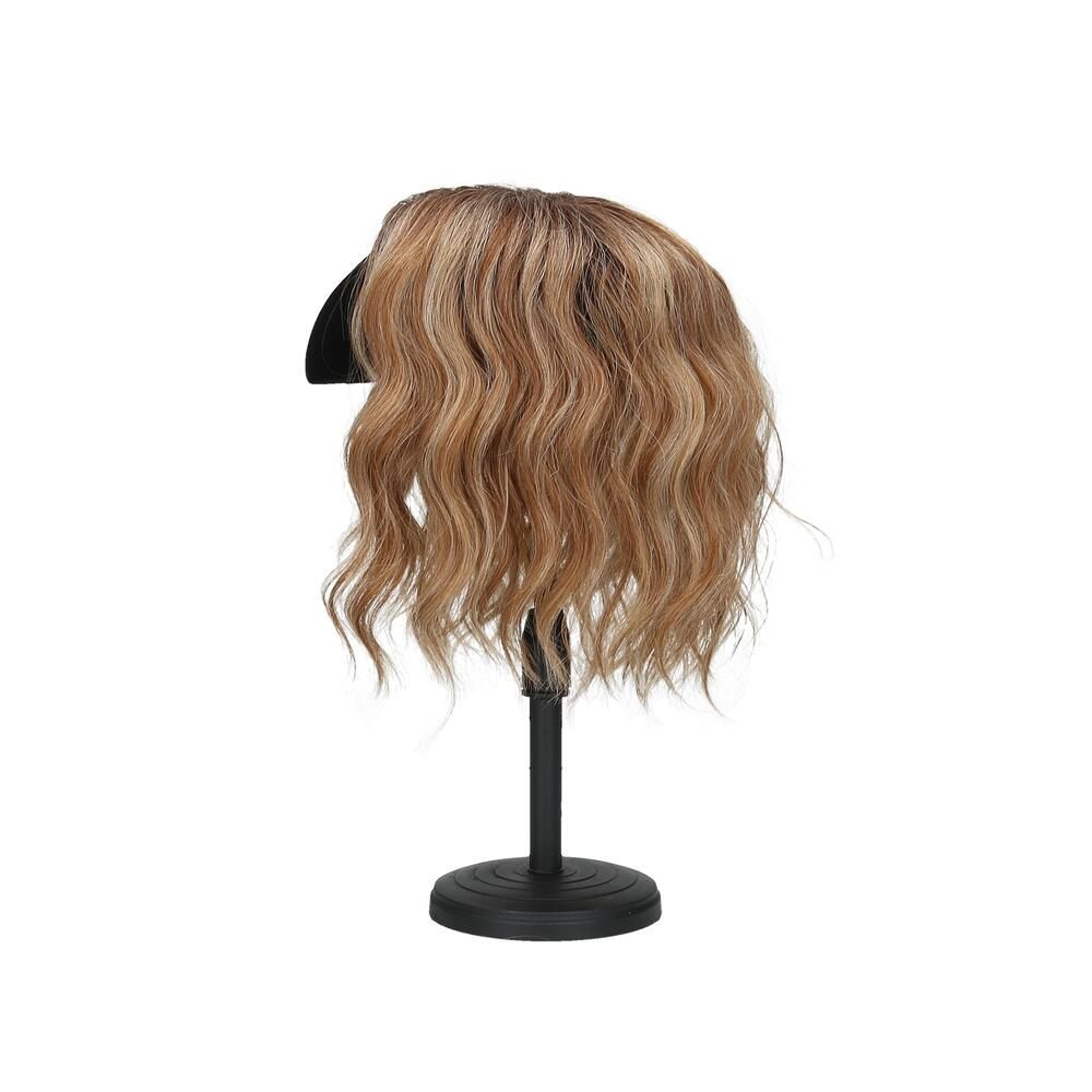 Haarteil mit gewelltem Haar, auf einem schwarzen Ständer. Blonde und braune Farbtöne.