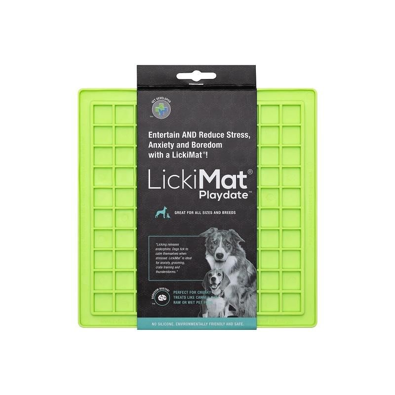 Grüne LickiMat Playdate Schleckmatte mit Verpackung. Rechteckig, mit quadratischen Strukturen. Verpackung mit Text und Hundeabbildung.
