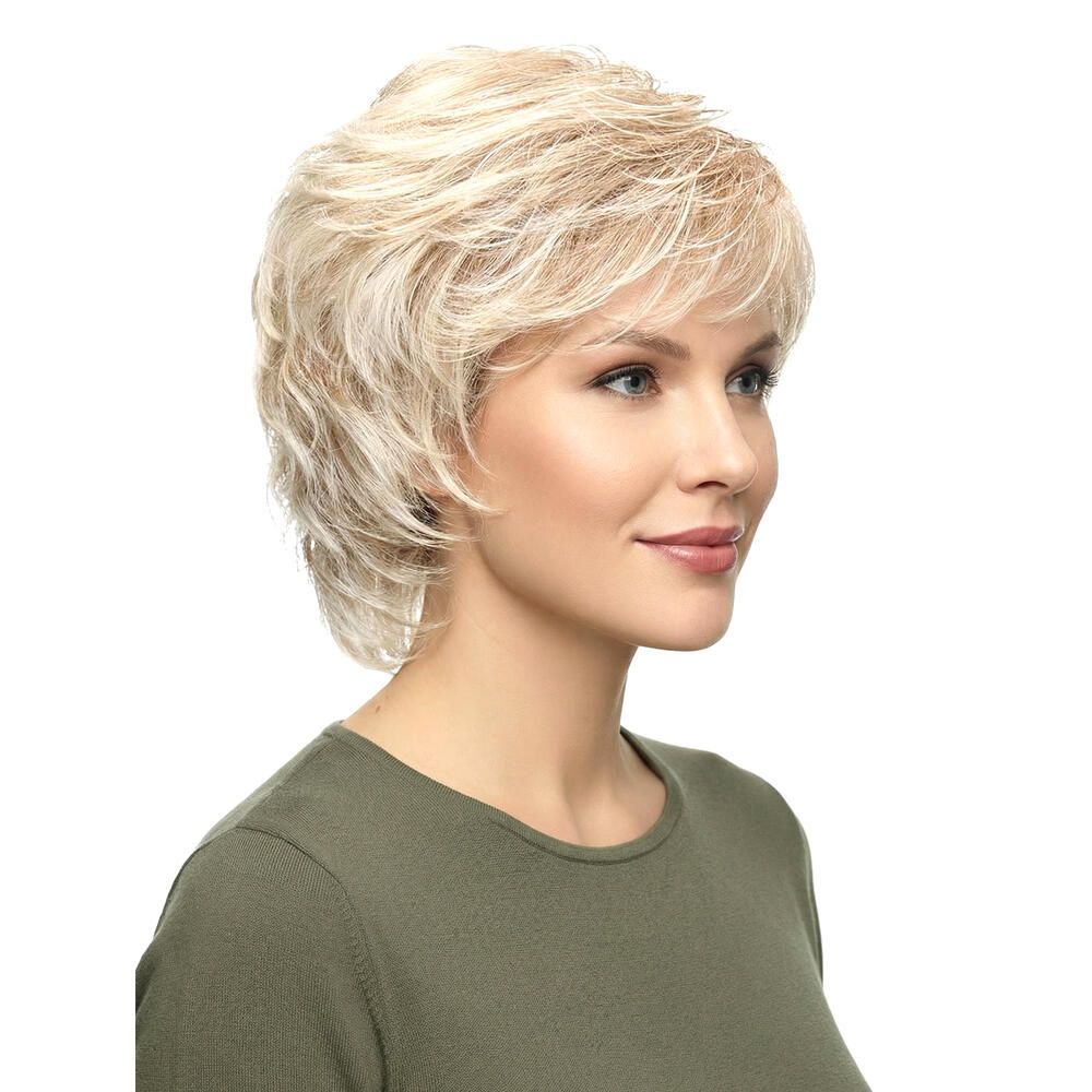 Blond gefärbte Perücke mit kurzem, gewelltem Haar. Dreiviertelansicht einer Frau, die ein olivgrünes Oberteil trägt.