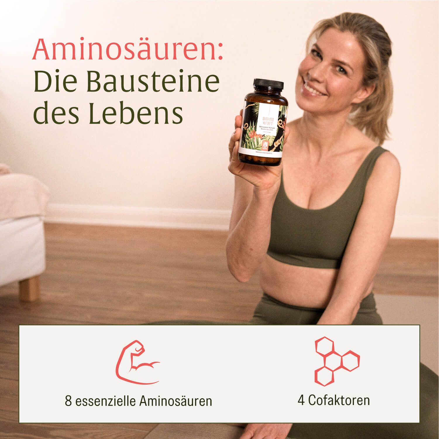 Frau hält eine Flasche Aminokraft. Text: Aminosäuren: Die Bausteine des Lebens. 8 essentielle Aminosäuren, 4 Cofaktoren.