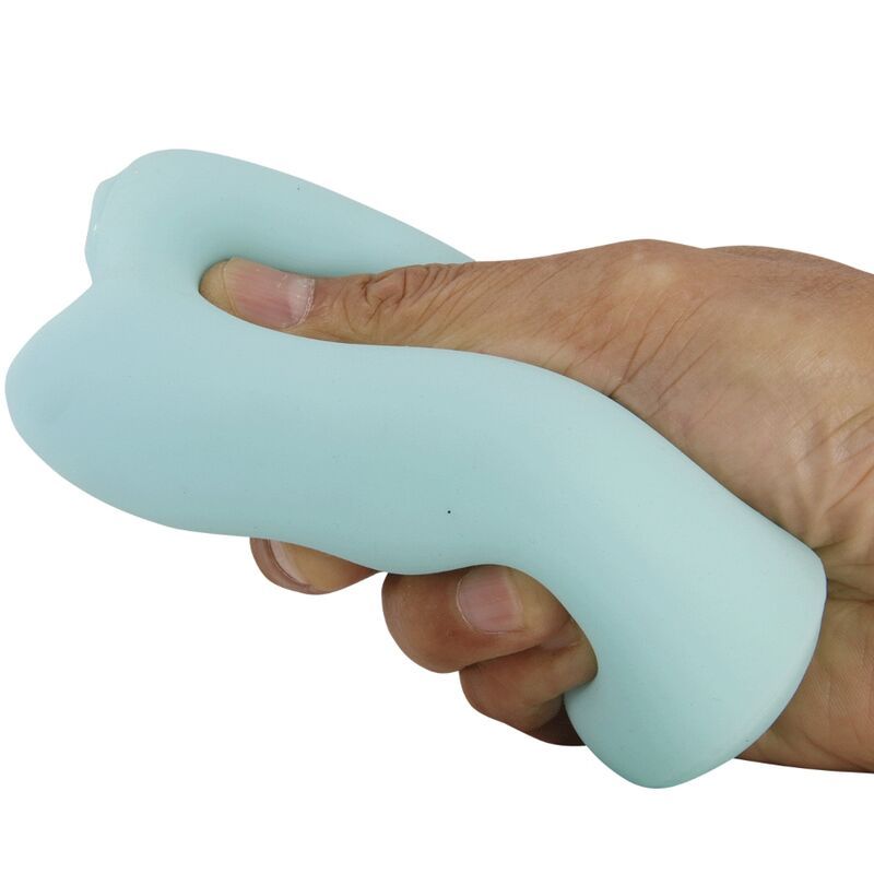 Hellblaues, längliches Objekt in einer Hand gehalten. Das Objekt ist flexibel und wird zusammengedrückt.