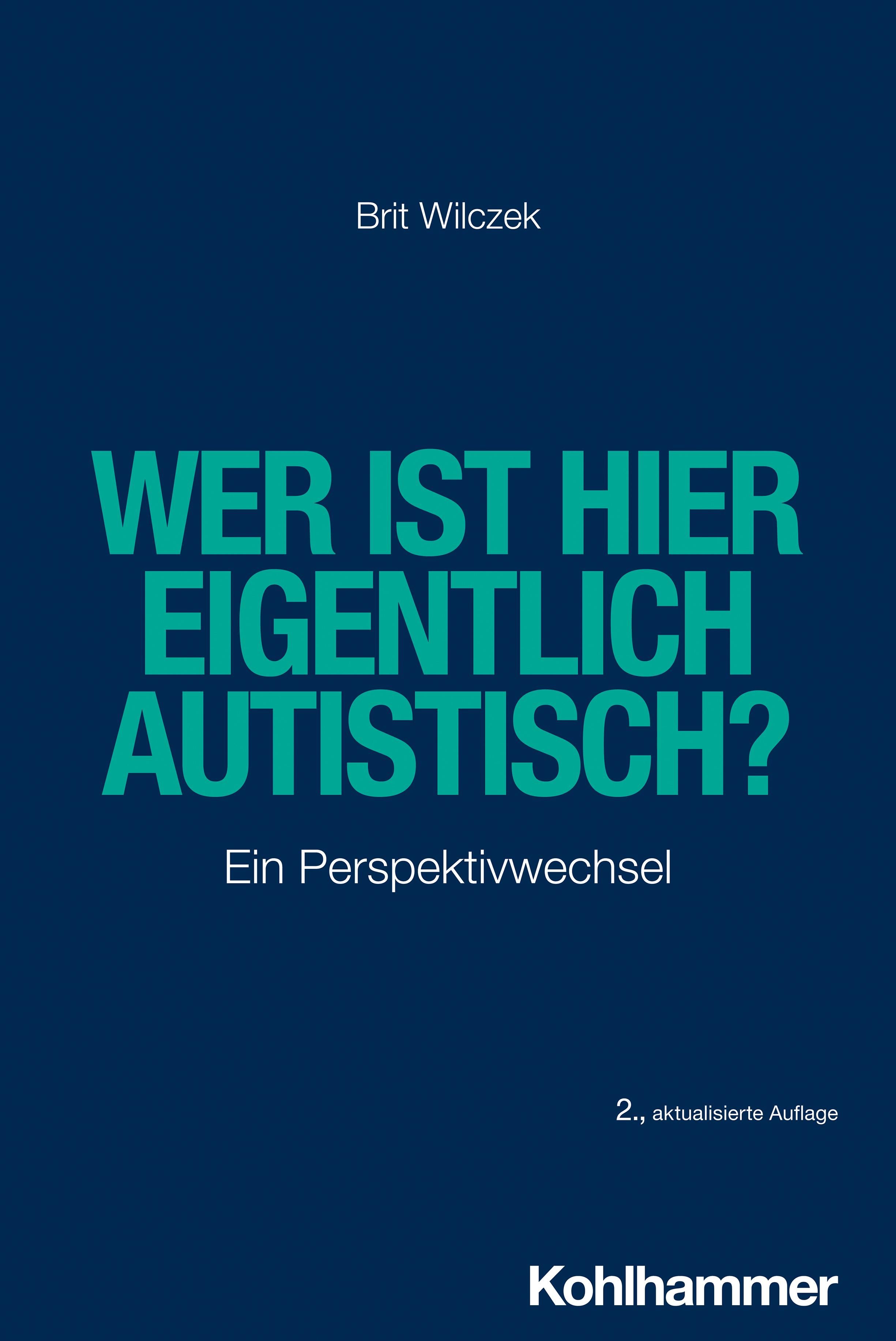 Buchcover: "Wer ist hier eigentlich autistisch?" von Brit Wilczek. Titel in Türkis auf blauem Hintergrund. Verlag: Kohlhammer.